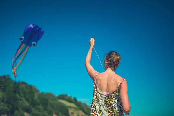 Μια Νεαρή Γυναίκα Πετούν Ενός Χαρταετού Στην Παραλία Καλοκαίρι — Φωτογραφία Αρχείου