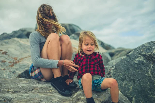 Una Joven Madre Pequeño Niño Están Sentados Unas Rocas — Foto de Stock