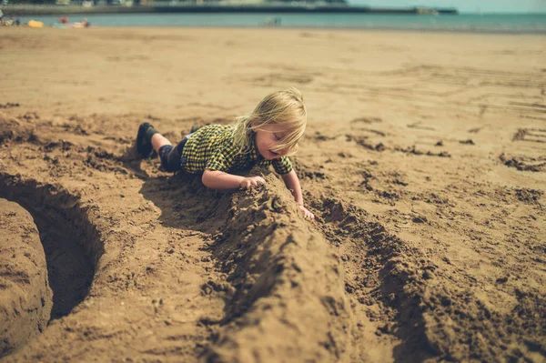 Uma Criança Está Brincando Com Castelo Areia Praia — Fotografia de Stock