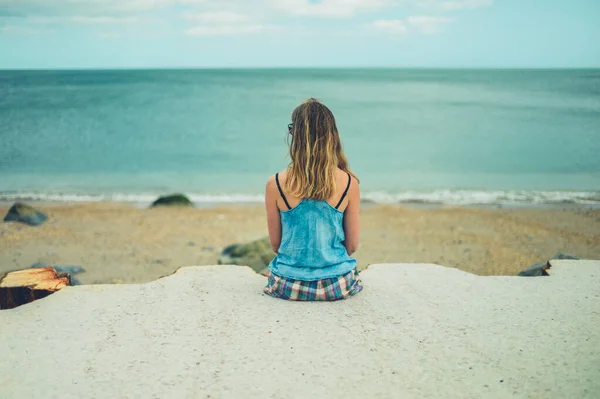 Uma Jovem Mulher Está Relaxando Junto Mar — Fotografia de Stock