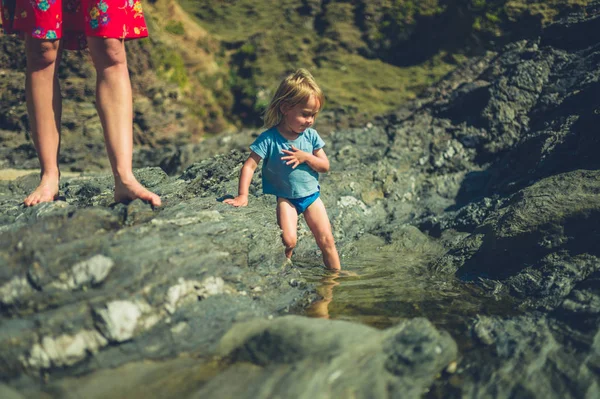 Ett Litet Barn Leker Rockpooler Stranden Med Sin Mamma — Stockfoto