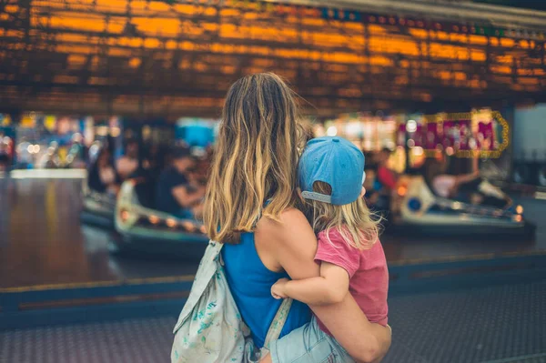 Een Jonge Moeder Draagt Haar Peuter Een Kermis — Stockfoto