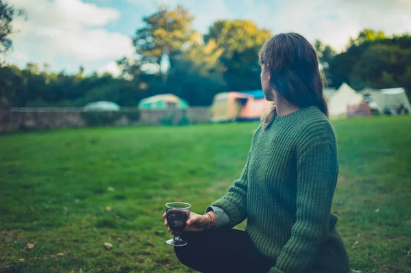 Uma Jovem Está Segurando Copo Vinho Local Acampamento Uma Noite — Fotografia de Stock