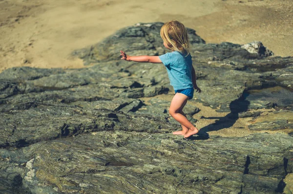 Petit Bambin Joue Sur Les Rochers Une Plage Été — Photo