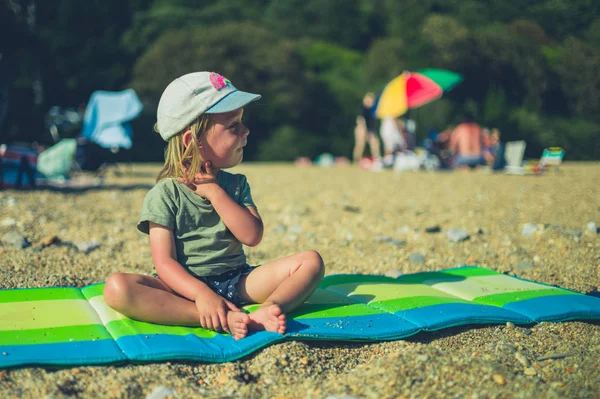 Niño Pequeño Está Sentado Una Alfombra Playa — Foto de Stock