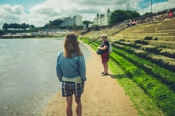 Une Jeune Femme Mère Aînée Tiennent Sur Plage — Photo