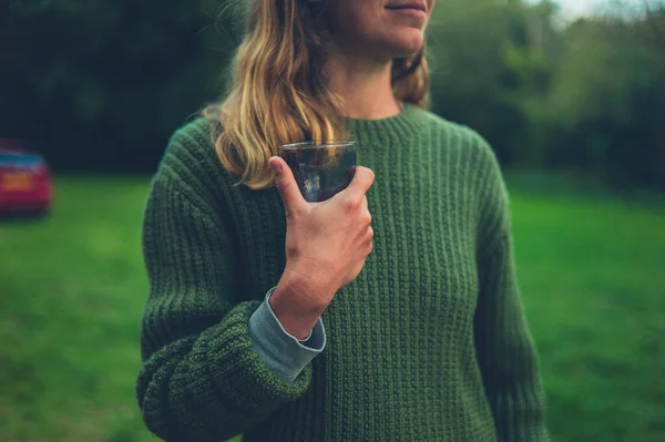 Una Joven Está Bebiendo Vino Atardecer Camping —  Fotos de Stock