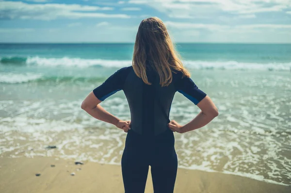 Young Woman Wearing Wetsuit Standing Beach Summer — Stock Photo, Image