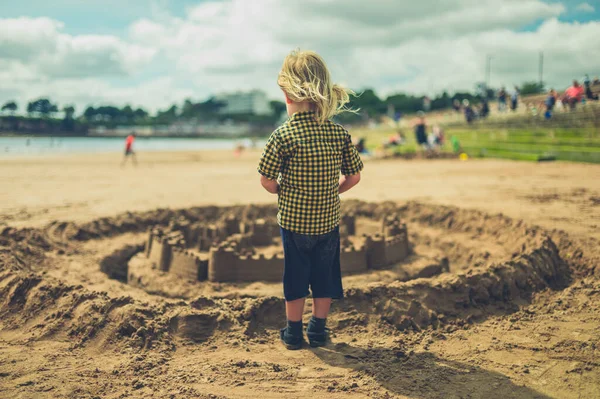 Ett Litet Barn Leker Med Ett Sandslott Stranden — Stockfoto