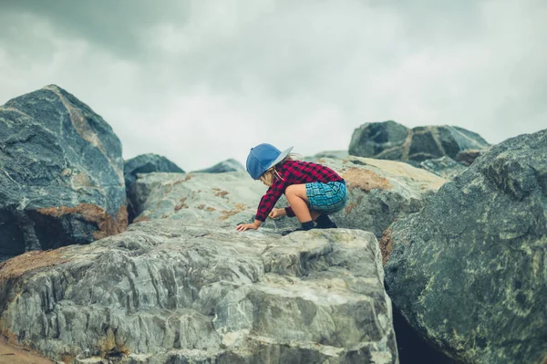 Küçük Bir Çocuk Bulutlu Bir Yaz Gününde Kayalara Tırmanıyor — Stok fotoğraf