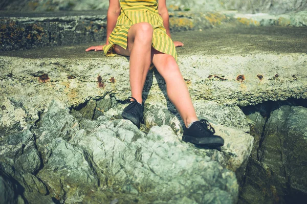 Młoda Kobieta Relaksuje Się Skałach Nad Morzem Latem — Zdjęcie stockowe