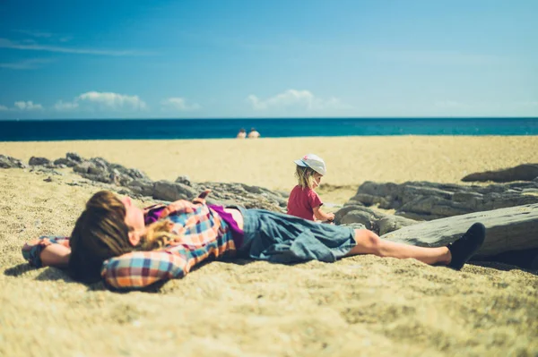 Pequeño Niño Está Sentado Playa Con Madre Día Soleado Verano — Foto de Stock