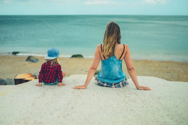 Una Joven Madre Hijo Están Sentados Muelle Hormigón Junto Mar — Foto de Stock