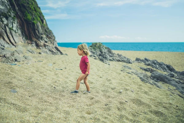 Uma Criança Pequena Está Desfrutando Dia Verão Praia — Fotografia de Stock