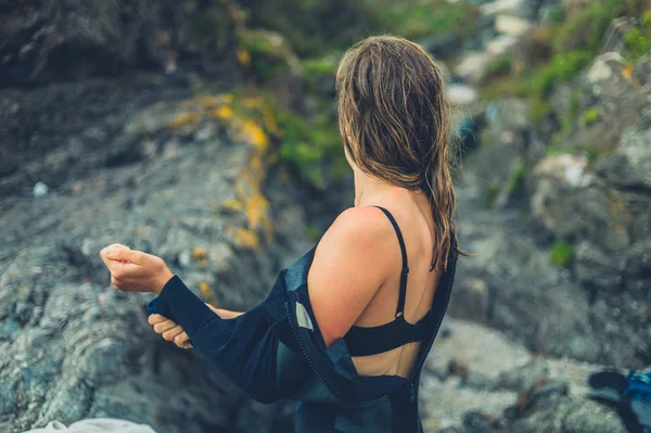 Eine Junge Frau Strand Zieht Ihren Neoprenanzug Aus — Stockfoto