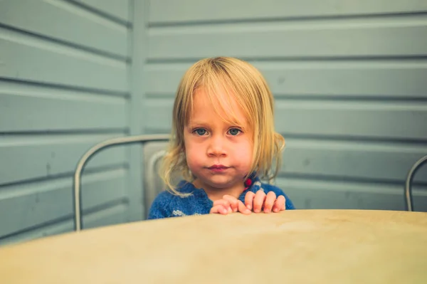 Ένα Μικρό Νήπιο Κάθεται Ένα Τραπέζι Ένα Καφέ — Φωτογραφία Αρχείου