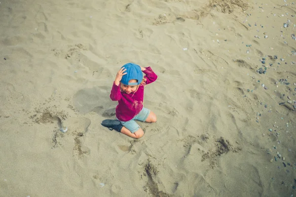Uma Criança Pequena Está Sentada Areia Praia — Fotografia de Stock