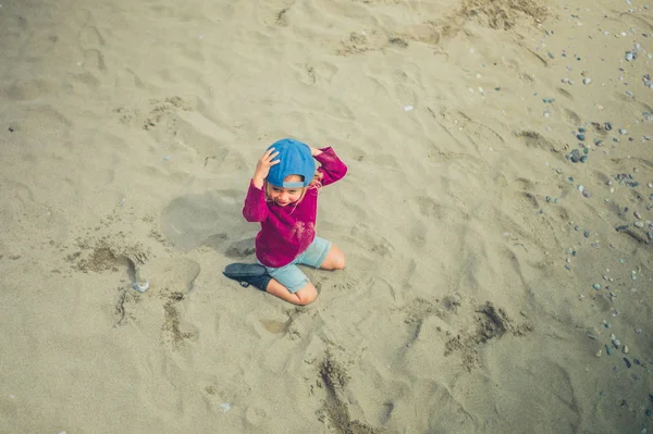 Pequeño Niño Está Sentado Arena Playa — Foto de Stock