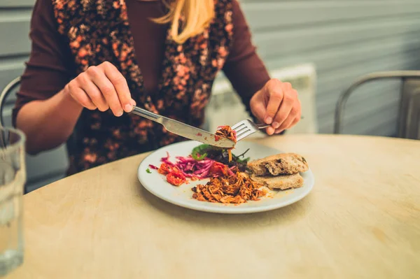 Ung Kvinna Äter Doriansk Frukt Ett Kafé — Stockfoto