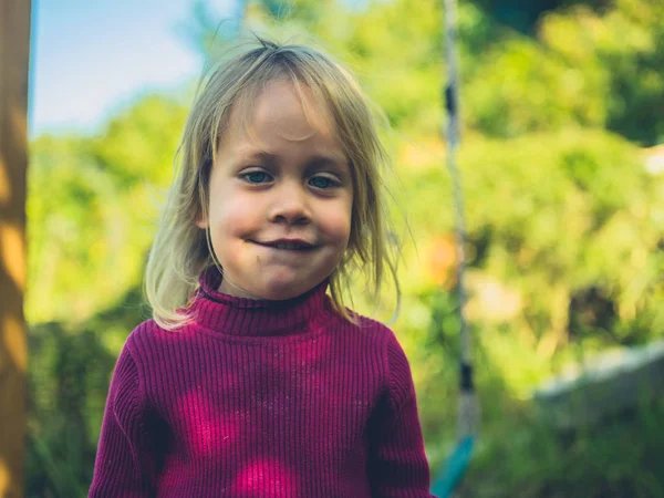 Piccolo Bambino Piedi Nel Suo Giardino Giorno Estate — Foto Stock