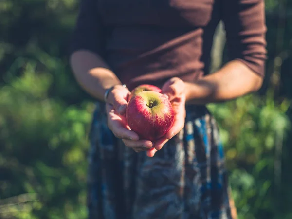 Una Joven Está Pie Jardín Con Unas Manzanas Que Recogió — Foto de Stock