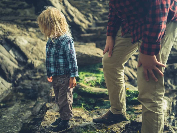 Père Son Petit Enfant Marchent Sur Une Côte Rocheuse — Photo