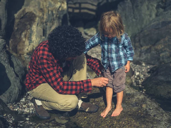 Père Aide Son Fils Tout Petit Remonter Son Pantalon Sur — Photo