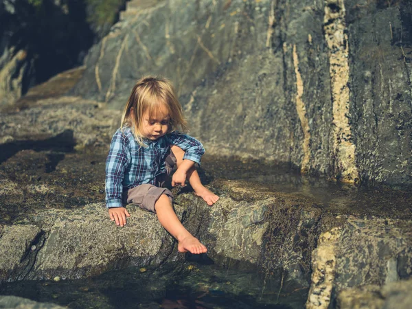 Маленький Малыш Сидит Берегу Окунает Свои Босые Ноги Каменный Бассейн — стоковое фото