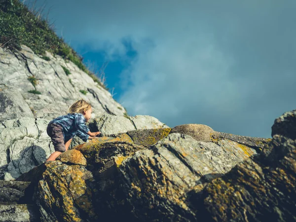 Pequeño Niño Está Subiendo Por Una Roca Costa —  Fotos de Stock