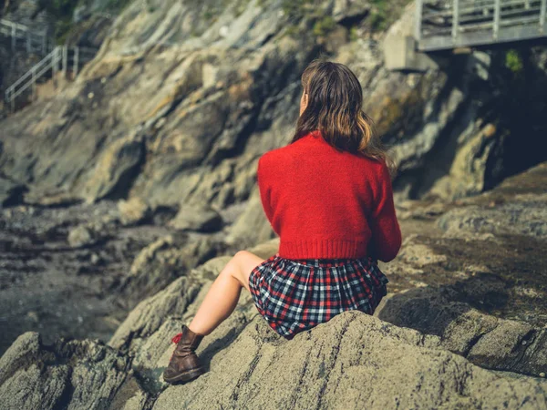 Uma Jovem Mulher Jumper Vermelho Está Relaxando Costa Outono — Fotografia de Stock