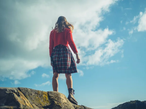 Ung Kvinna Står Klippa Mot Blå Himmel — Stockfoto