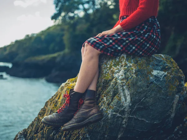 Genç Bir Kadın Sonbaharda Sahilde Bir Kayada Dinleniyor — Stok fotoğraf