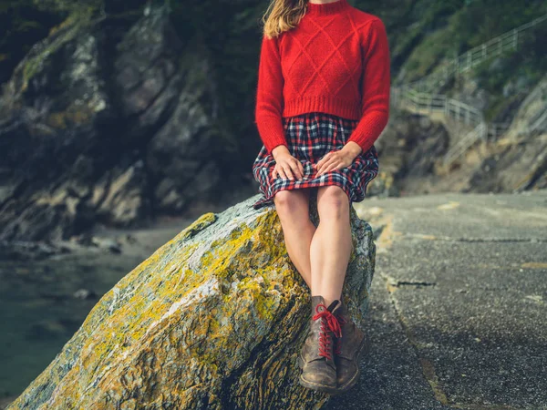 Une Jeune Femme Relaxe Sur Rocher Sur Côte Automne — Photo