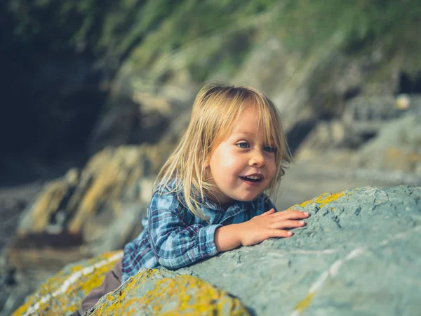 Little Toddler Hiding Rock Coast — Stock Photo, Image