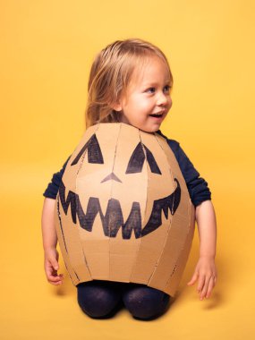 Küçük bebek balkabağı gibi giyinmiş.