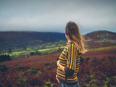 Sonbaharda kırda hamile bir kadın.
