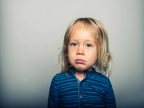 Πορτρέτο του παιδιού κάνει λυπημένα πρόσωπα — Φωτογραφία Αρχείου