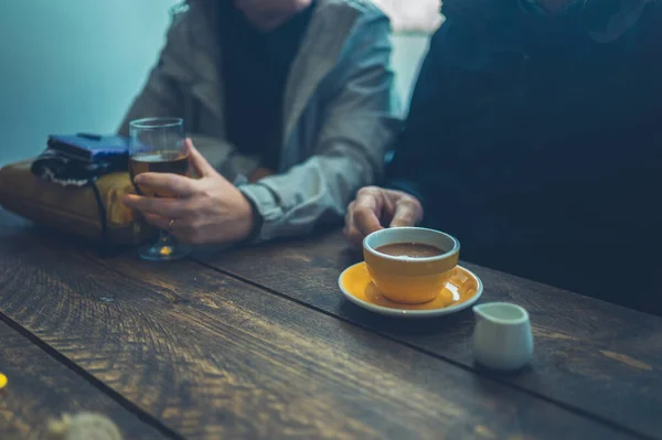Retired couple drinking coffee and cider in cafe — Stock Photo, Image