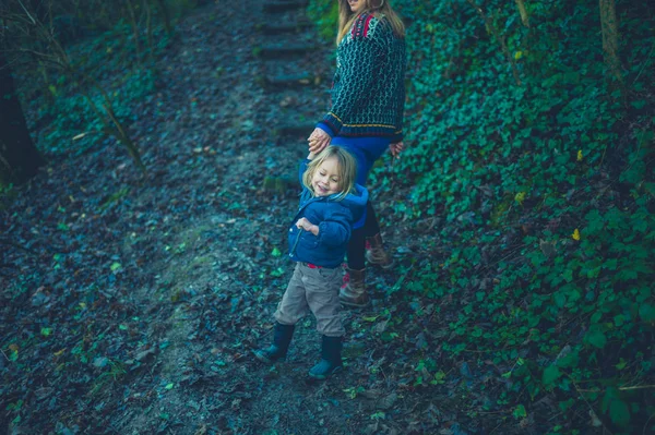 Молодая мать и ребенок гуляют по лесу — стоковое фото