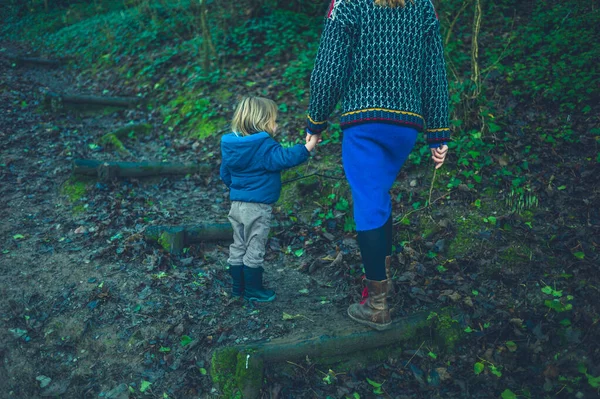 Junge Mutter und Kleinkind spazieren im Wald — Stockfoto