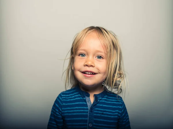 Retrato de un niño haciendo caras sonrientes — Foto de Stock