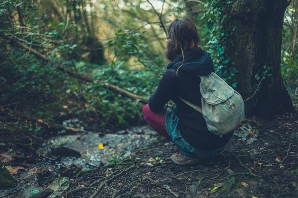 Eine Junge Frau Ruht Sich Einem Bach Wald Aus — Stockfoto