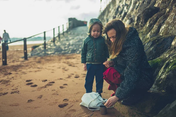 Μια Νεαρή Μητέρα Και Παιδί Της Κάθονται Στην Παραλία Μια — Φωτογραφία Αρχείου