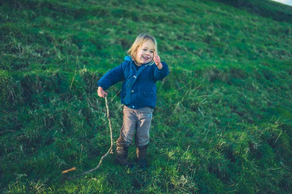 Een Kleine Peuter Staat Een Heuvel Bij Zonsondergang Winter — Stockfoto