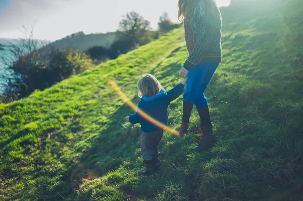 Young Mother Her Toddler Walking Hillside Sunset Winter — 스톡 사진