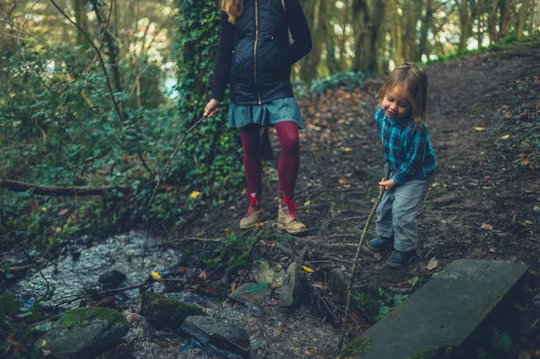 Une Mère Son Petit Enfant Agitent Ruisseau Avec Des Bâtons — Photo