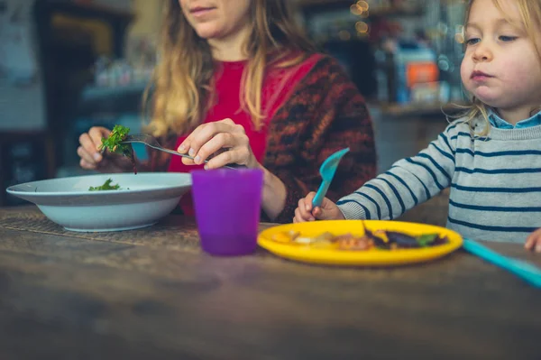 Une Jeune Mère Son Tout Petit Déjeunent Dans Café — Photo