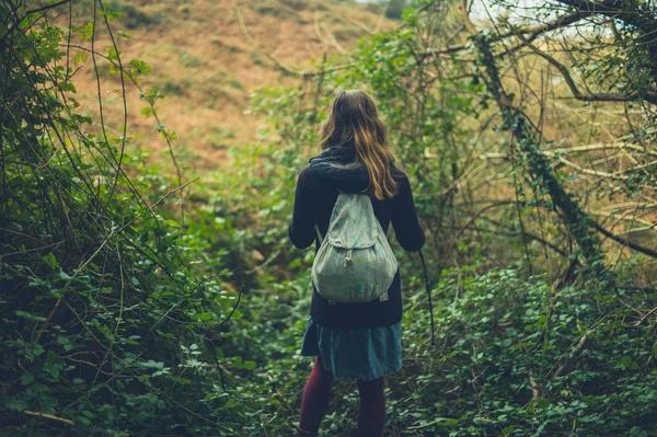 Young Woman Standing Field Edge Woodlands — Stock Photo, Image