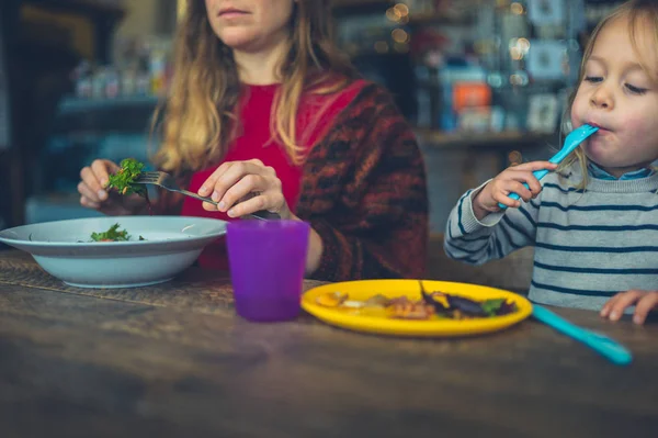 Una Madre Joven Hijo Pequeño Están Almorzando Café — Foto de Stock