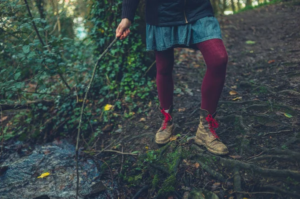 Młoda Kobieta Stoi Przy Strumieniu Lesie Kijem — Zdjęcie stockowe